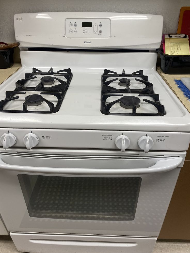 Kenmore White Gas Range with 4-Burner Cooktop and Oven