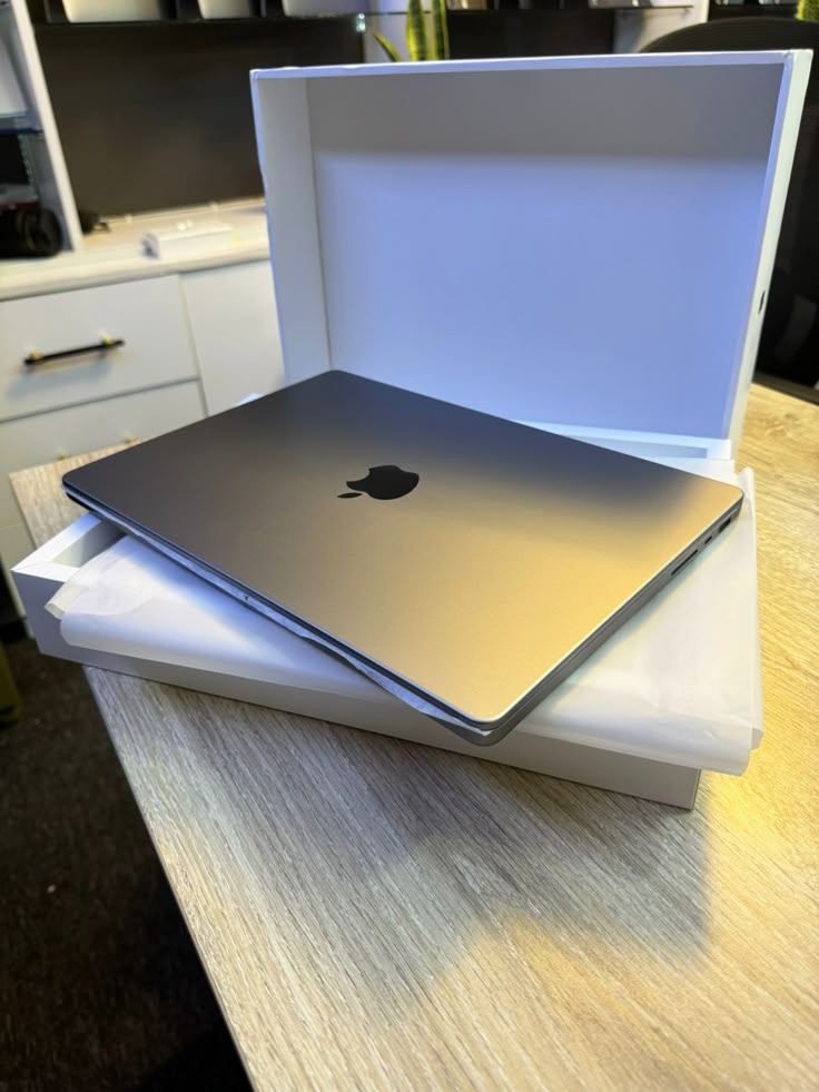 Apple MacBook Pro 14-inch (M1 Pro, 2021)
